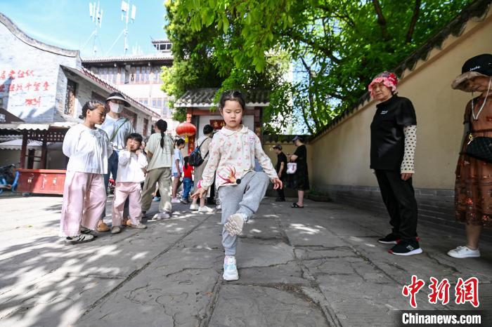 哪吒2引爆毽球热潮 成都村毽公开赛在洛带古镇五