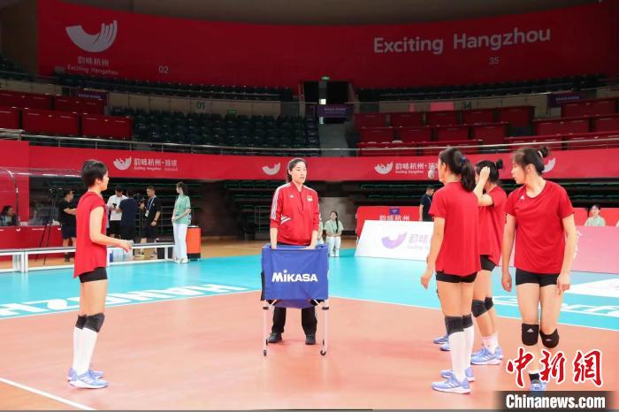 奥运冠军点赞场馆：中国U16女排国家队浙江德清