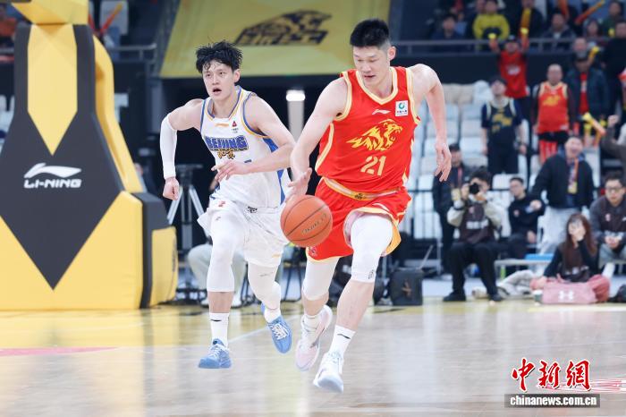 广厦三连胜稳居榜首，京