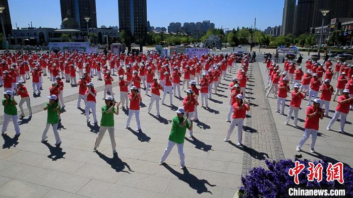 松花江畔哈尔滨群力音乐广场迎来中俄50余支队伍