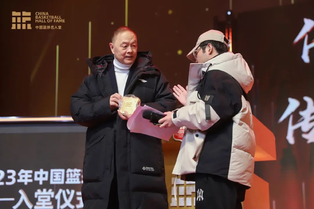 张卫平荣膺中国篮球名人堂殊荣 传奇生涯见证一