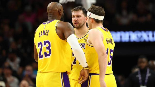 东契奇左腿筋伤退 霍勒迪伤情待定 湖人季后赛前